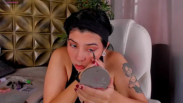 Snapshot of emily-santoss chatting on 10.24.25 emily-santoss online show from 10.24.25