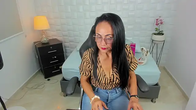 Snapshot of yulitza1025 chatting on 09.29.25 yulitza1025 online show from 09.29.25