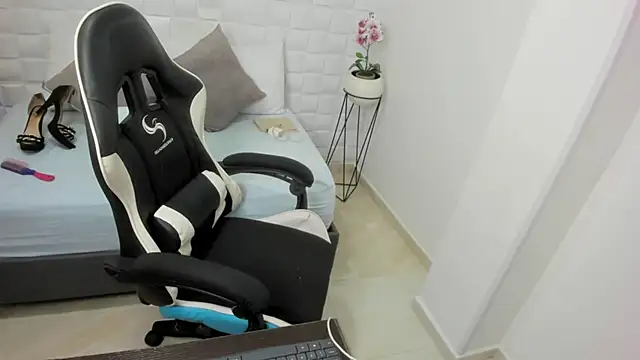 Snapshot of yulitza1025 chatting on 10.20.25 yulitza1025 online show from 10.20.25