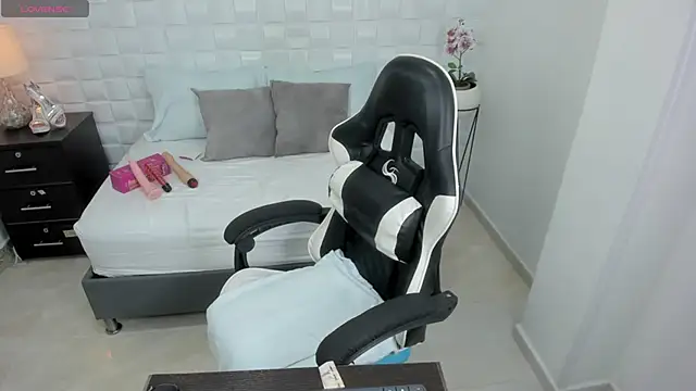 Snapshot of yulitza1025 chatting on 10.21.25 yulitza1025 online show from 10.21.25