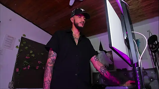 Snapshot of dex_55 chatting on 10.20.25 dex 55 online show from 10.20.25