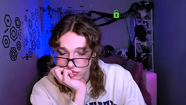 Snapshot of kevi_sunn chatting on 10.28.25 kevi sunn online show from 10.28.25