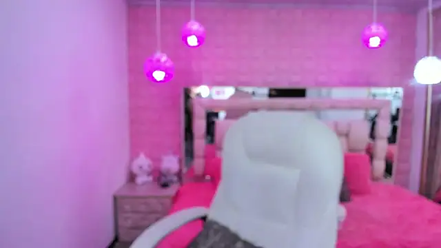 Snapshot of _laaura_ chatting on 07.18.26 laaura online show from 07.18.26