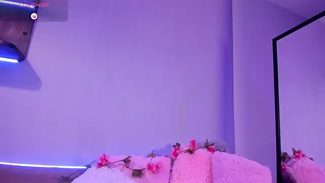 Snapshot of RenataLeclair chatting on 09.12.25 RenataLeclair online show from 09.12.25