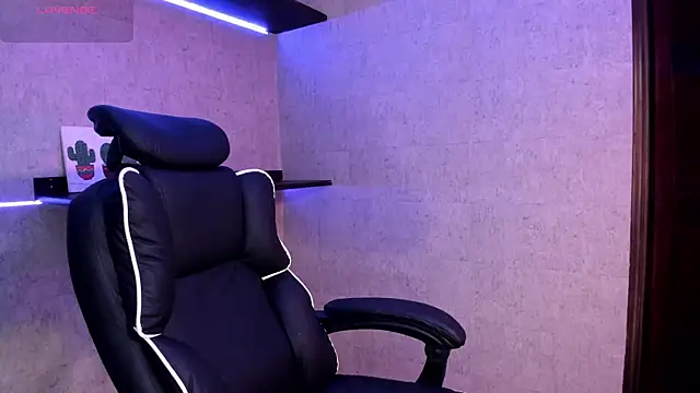 Snapshot of RenataLeclair chatting on 10.11.25 RenataLeclair online show from 10.11.25