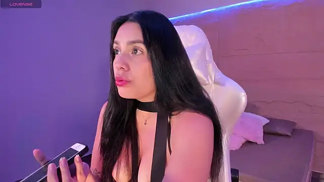 Snapshot of RenataLeclair chatting on 10.17.25 RenataLeclair online show from 10.17.25