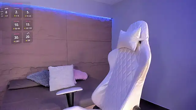 Snapshot of RenataLeclair chatting on 10.18.25 RenataLeclair online show from 10.18.25