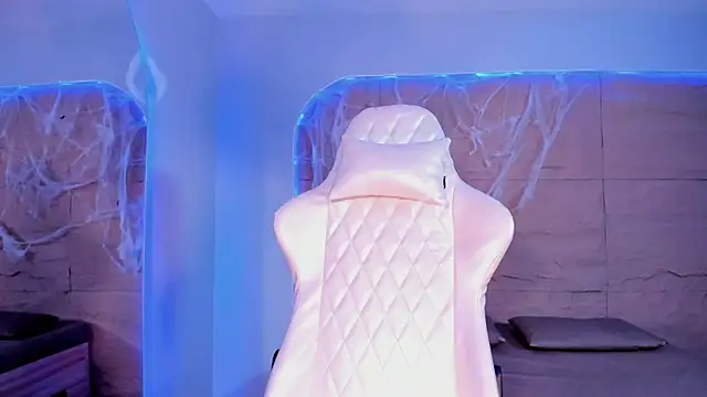 Snapshot of RenataLeclair chatting on 10.31.25 RenataLeclair online show from 10.31.25