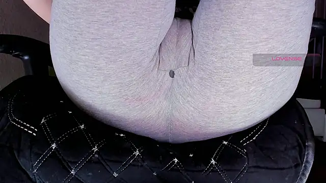 Snapshot of Cameltoe_squirt_inPants chatting on 10.21.25 Cameltoe squirt inPants online show from 10.21.25