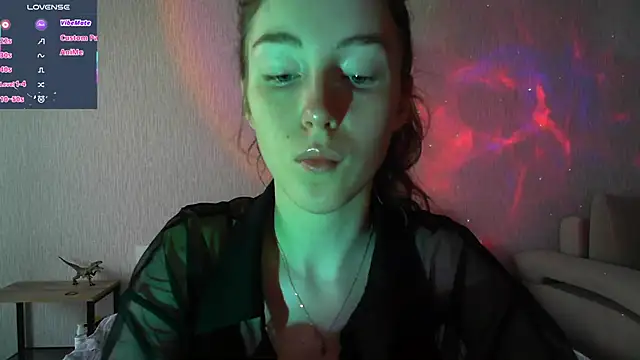 Snapshot of eskatmi chatting on 10.21.25 eskatmi online show from 10.21.25