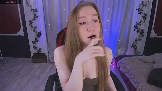 Snapshot of -Seava chatting on 10.13.25 -Seava online show from 10.13.25