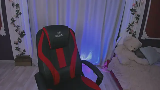 Snapshot of -Seava chatting on 10.17.25 -Seava online show from 10.17.25