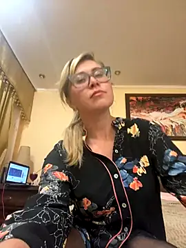 Crystal00Girl online show from 09.29.25