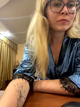 Crystal00Girl online show from 10.18.25