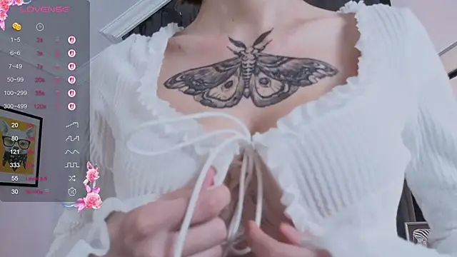 Snapshot of Sonia_Jones chatting on 10.25.25 Sonia Jones online show from 10.25.25