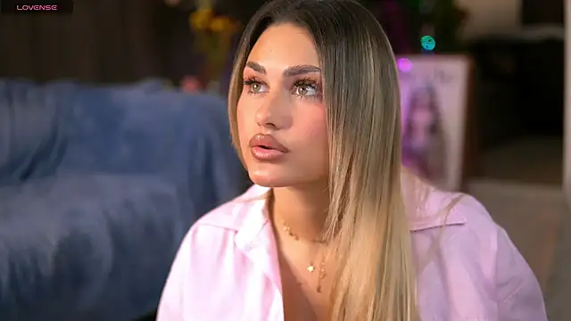 Snapshot of KayaAzur chatting on 11.06.25 KayaAzur online show from 11.06.25