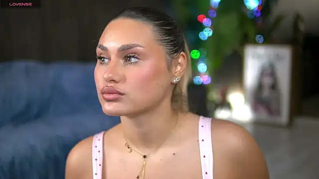 Snapshot of KayaAzur chatting on 11.10.25 KayaAzur online show from 11.10.25