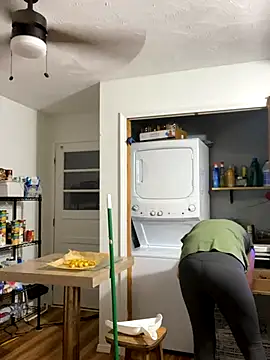 Snapshot of Mommasaurrex chatting on 09.30.25 Mommasaurrex online show from 09.30.25