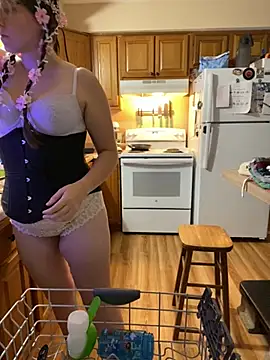 Snapshot of Mommasaurrex chatting on 10.21.25 Mommasaurrex online show from 10.21.25