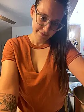 Snapshot of Mommasaurrex chatting on 10.25.25 Mommasaurrex online show from 10.25.25