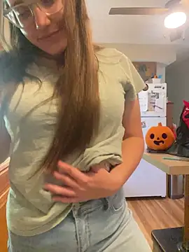 Snapshot of Mommasaurrex chatting on 10.27.25 Mommasaurrex online show from 10.27.25