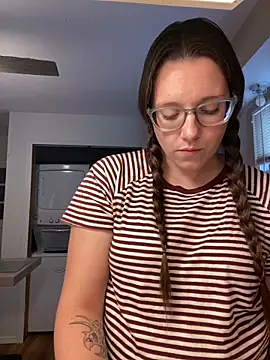 Snapshot of Mommasaurrex chatting on 11.01.25 Mommasaurrex online show from 11.01.25