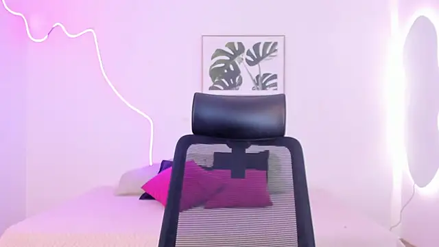 Snapshot of Cherrydollxx chatting on 10.19.25 Cherrydollxx online show from 10.19.25