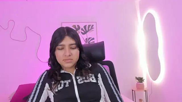 Snapshot of Cherrydollxx chatting on 10.29.25 Cherrydollxx online show from 10.29.25