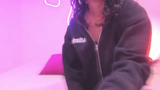 Snapshot of Cherrydollxx chatting on 11.06.25 Cherrydollxx online show from 11.06.25