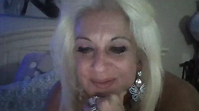 Snapshot of StacysMomXOXO chatting on 10.22.25 StacysMomXOXO online show from 10.22.25