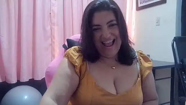 Snapshot of lina_maria99 chatting on 06.20.26 lina maria99 online show from 06.20.26