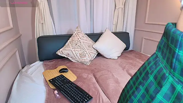 Snapshot of Nahomi_key_ chatting on 10.31.25 Nahomi key online show from 10.31.25