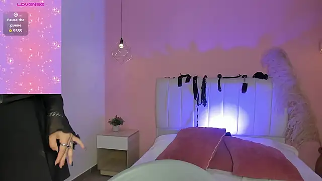 elisabethflores online show from 10.17.25