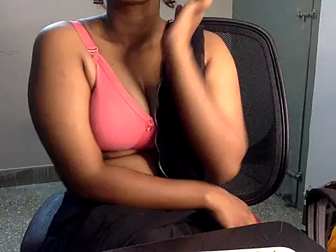 Snapshot of Hot-Honey20 chatting on 10.17.25 Hot-Honey20 online show from 10.17.25