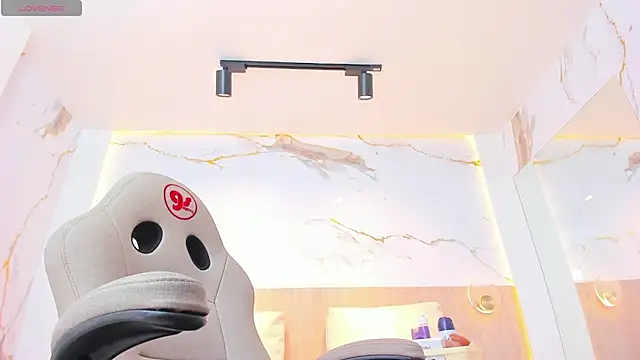 Snapshot of valirya_devote chatting on 10.01.25 valirya devote online show from 10.01.25