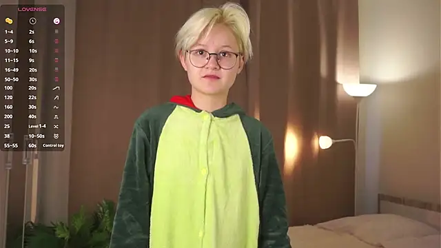 Snapshot of MargertDoyen chatting on 10.14.25 MargertDoyen online show from 10.14.25