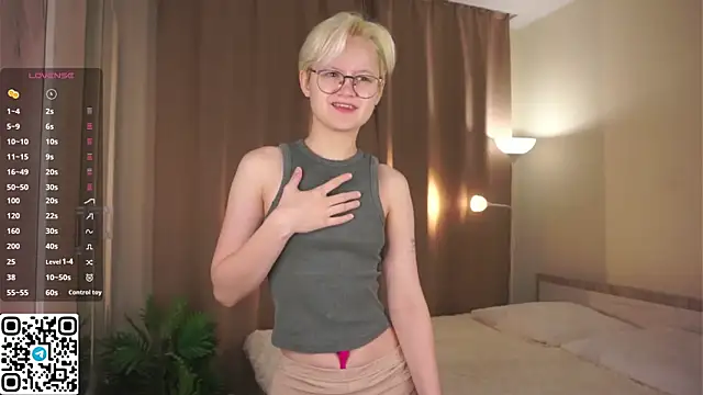 Snapshot of MargertDoyen chatting on 10.19.25 MargertDoyen online show from 10.19.25