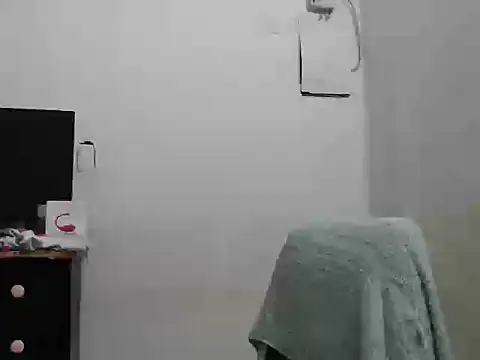 Snapshot of Bratzhot09 chatting on 10.29.25 Bratzhot09 online show from 10.29.25