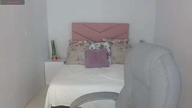 SarayVega  online show from 10.17.25