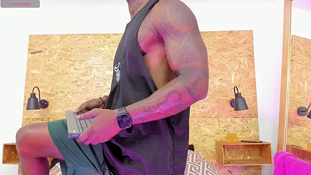 Snapshot of santiblack7 chatting on 10.04.25 santiblack7 online show from 10.04.25