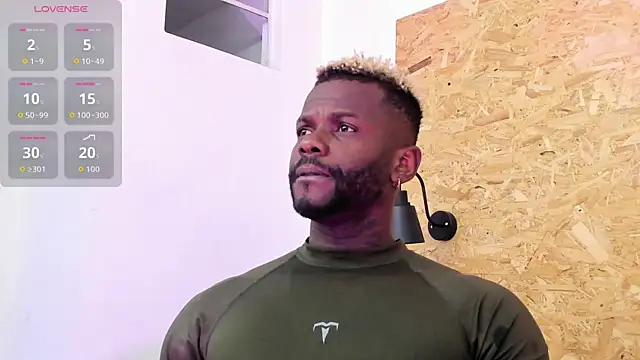 Snapshot of santiblack7 chatting on 10.24.25 santiblack7 online show from 10.24.25