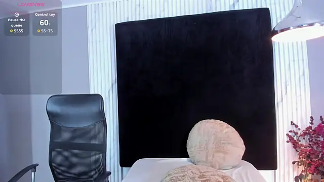 Snapshot of MONIK_FOX_CR chatting on 09.29.25 MONIK FOX CR online show from 09.29.25