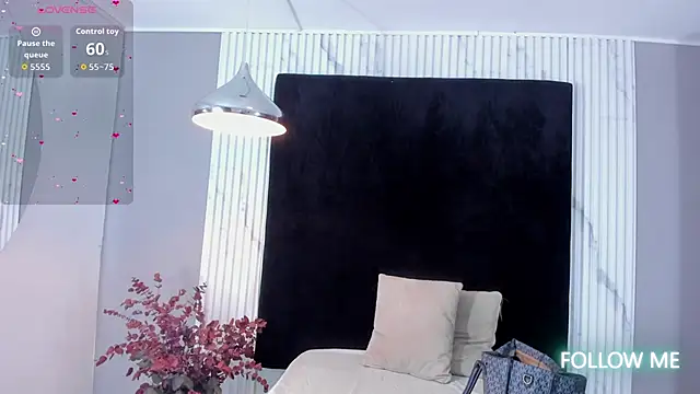 Snapshot of MONIK_FOX_CR chatting on 10.19.25 MONIK FOX CR online show from 10.19.25