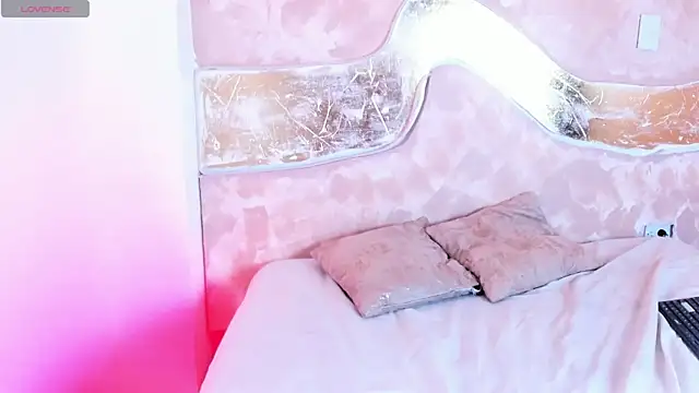 Snapshot of MONIK_FOX_CR chatting on 10.20.25 MONIK FOX CR online show from 10.20.25