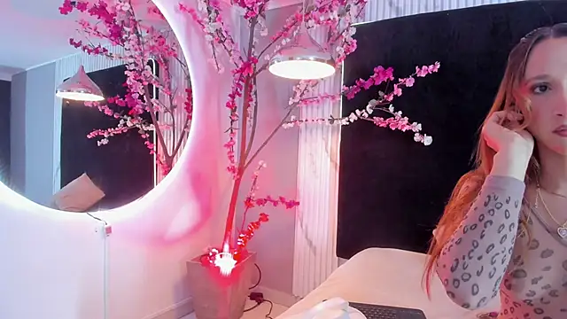 Snapshot of MONIK_FOX_CR chatting on 10.22.25 MONIK FOX CR online show from 10.22.25