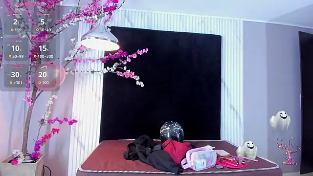 Snapshot of MONIK_FOX_CR chatting on 10.27.25 MONIK FOX CR online show from 10.27.25