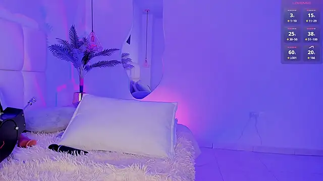 Snapshot of Sarita__Gomez chatting on 10.15.25 Sarita Gomez online show from 10.15.25