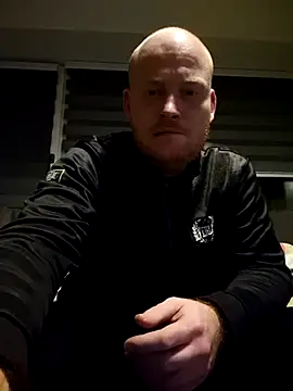 Snapshot of svenni2525 chatting on 10.28.25 svenni2525 online show from 10.28.25