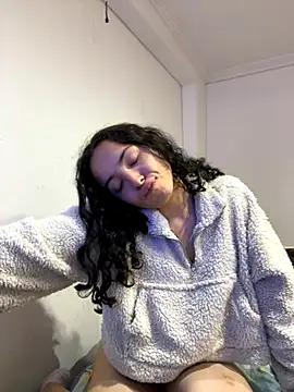 Snapshot of aliceclair_ chatting on 10.12.25 aliceclair  online show from 10.12.25