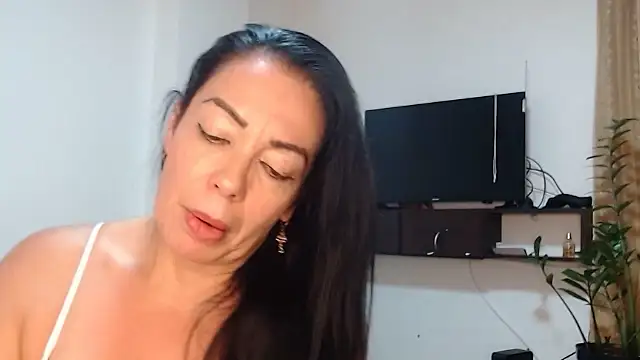 Snapshot of naiaratobon__ chatting on 10.17.25 naiaratobon online show from 10.17.25